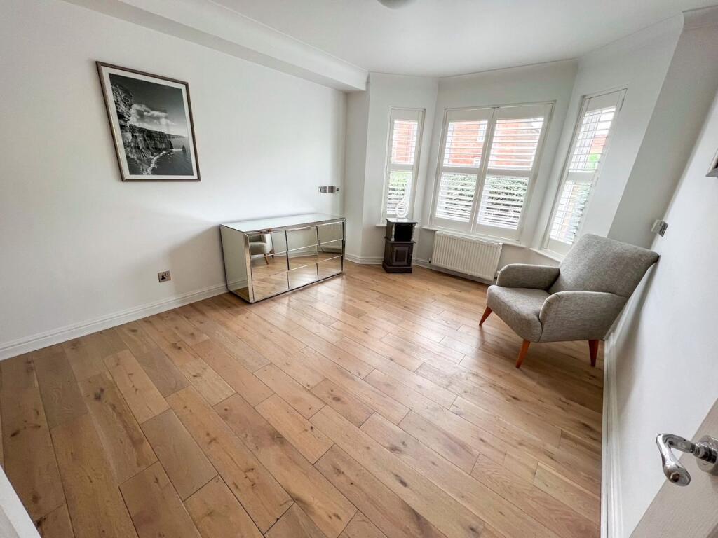 Apartment in Elmbridge, Molesey - More