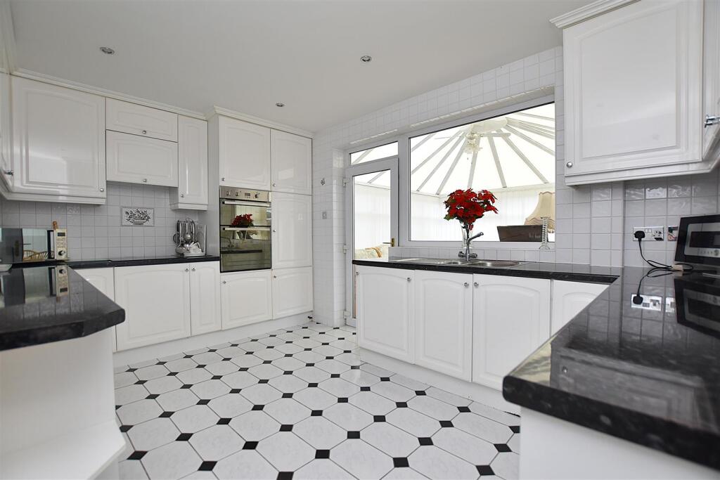 House in Wrexham, Maesydre, Acton - View 3