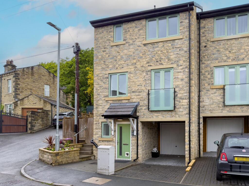 Main image of property: Lane Ends Green, Hipperholme, HX3 8EZ