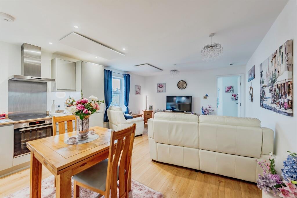 Lumley Road, HORLEY photo 3