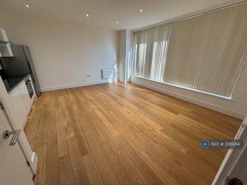 Apartment in Slough - View 3