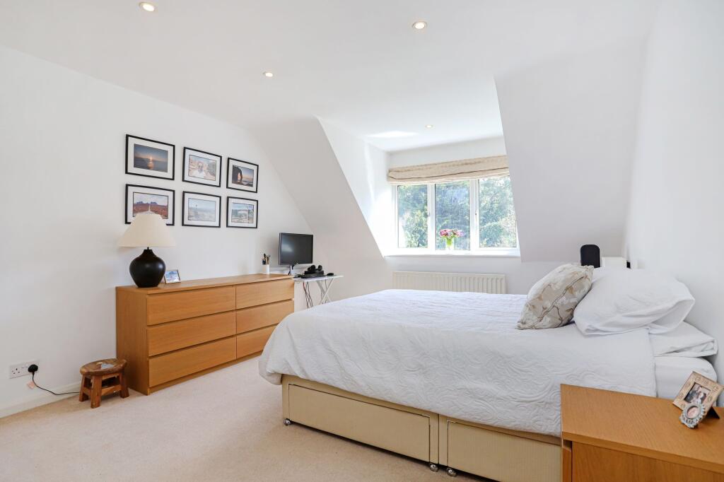 House in Farnham, Fairfield - More