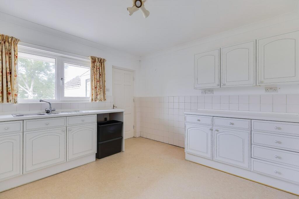 Longmeadow Drive, Dinas Powys, The Vale Of Glamorgan. CF64 4TA photo 3