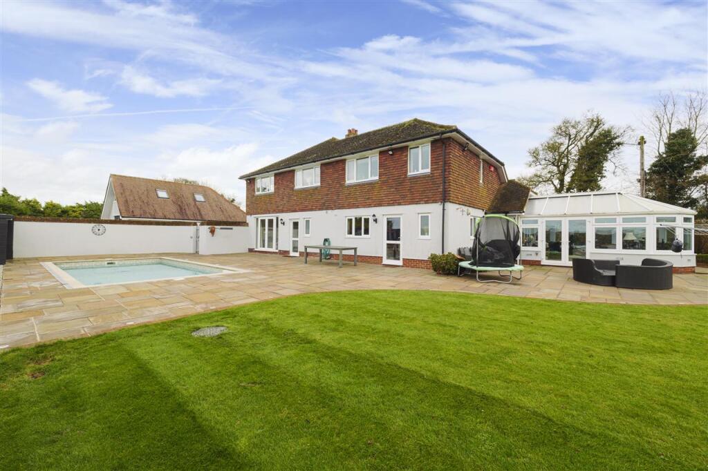 Main image of property: Willow House, Ratling Road, Aylesham