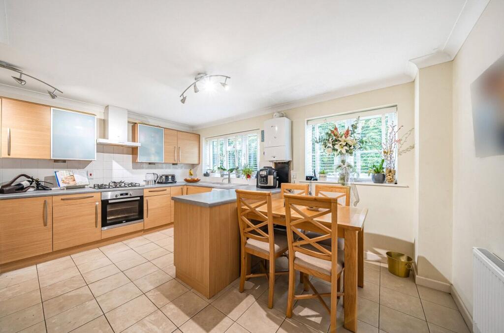 Quennells Hill, Wrecclesham, GU10 photo 3