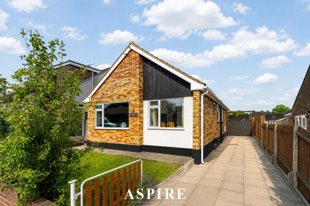 3-bed detached on Alan Grove, Leigh-On-Sea, £425,000