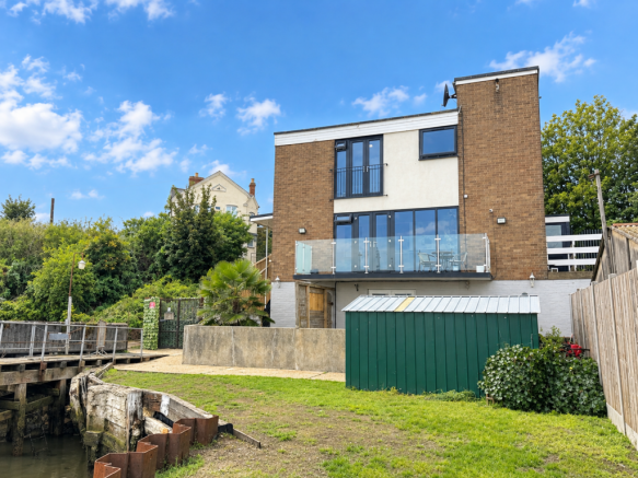 Sunny Waterfront Modern House And Garden T202610151235.png