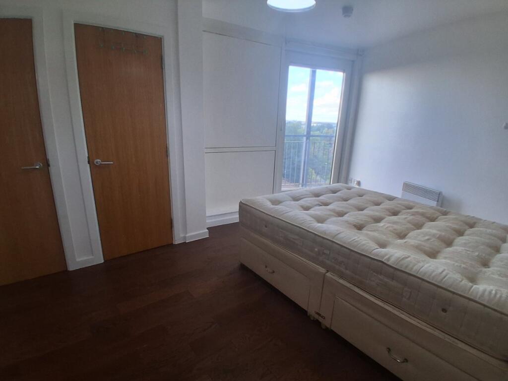 Apartment in Ilford - More
