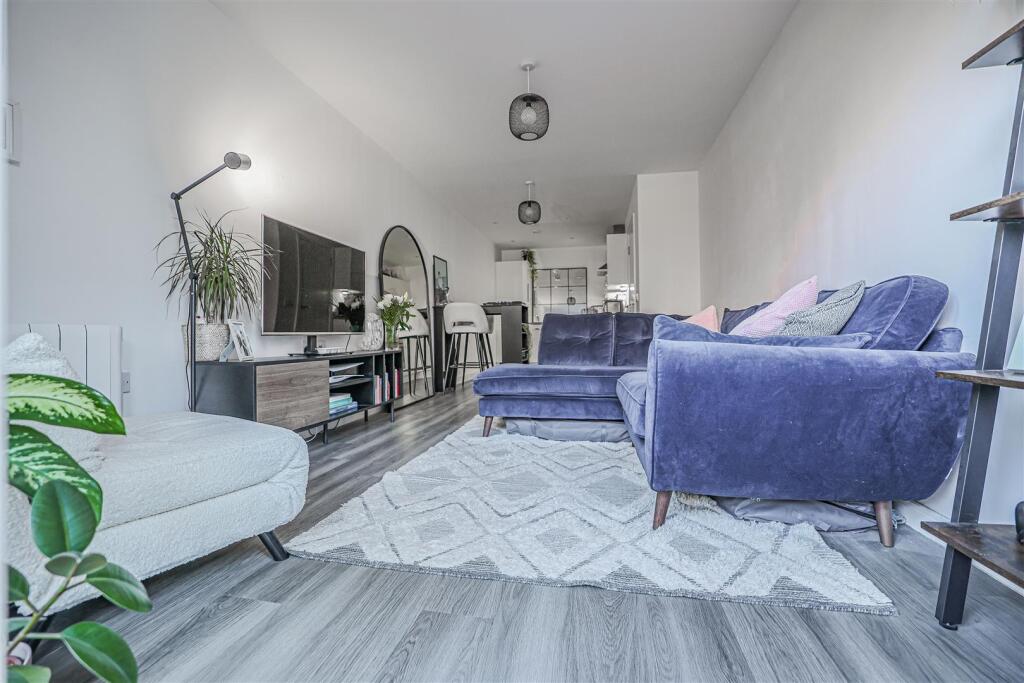 Apartment in Dacorum, Hertfordshire - View 5