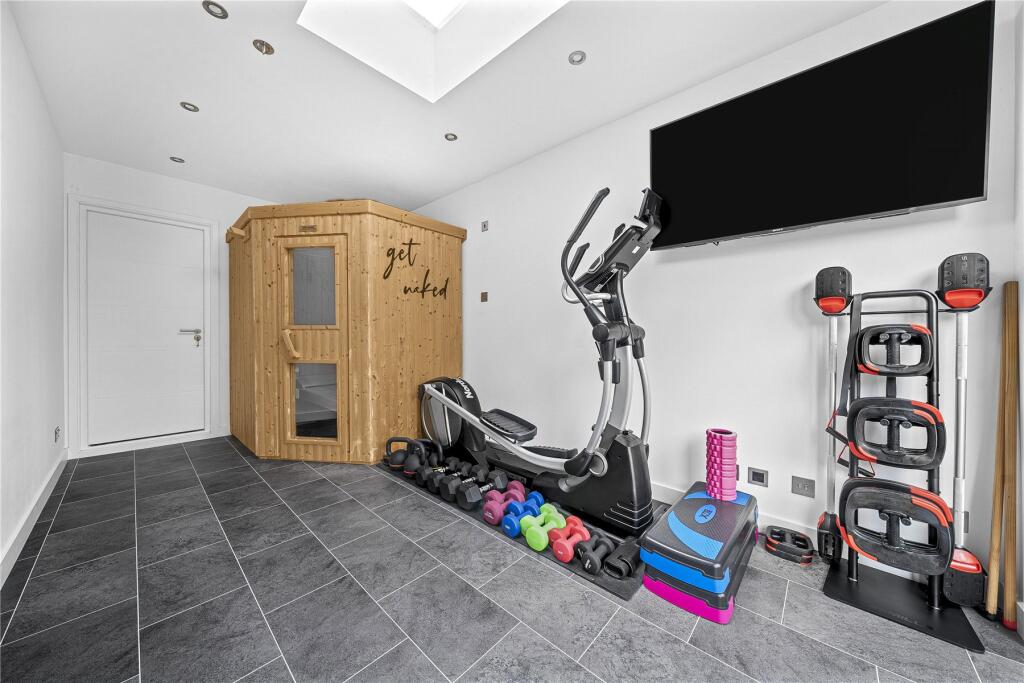 House in Woking, Knaphill - More