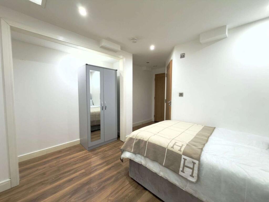 Additional image 4 of Bond Street