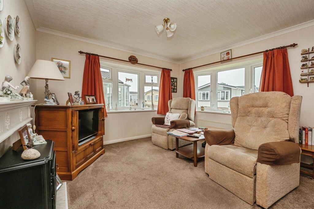 Oaklands Park, Crossways, Dorchester photo 3