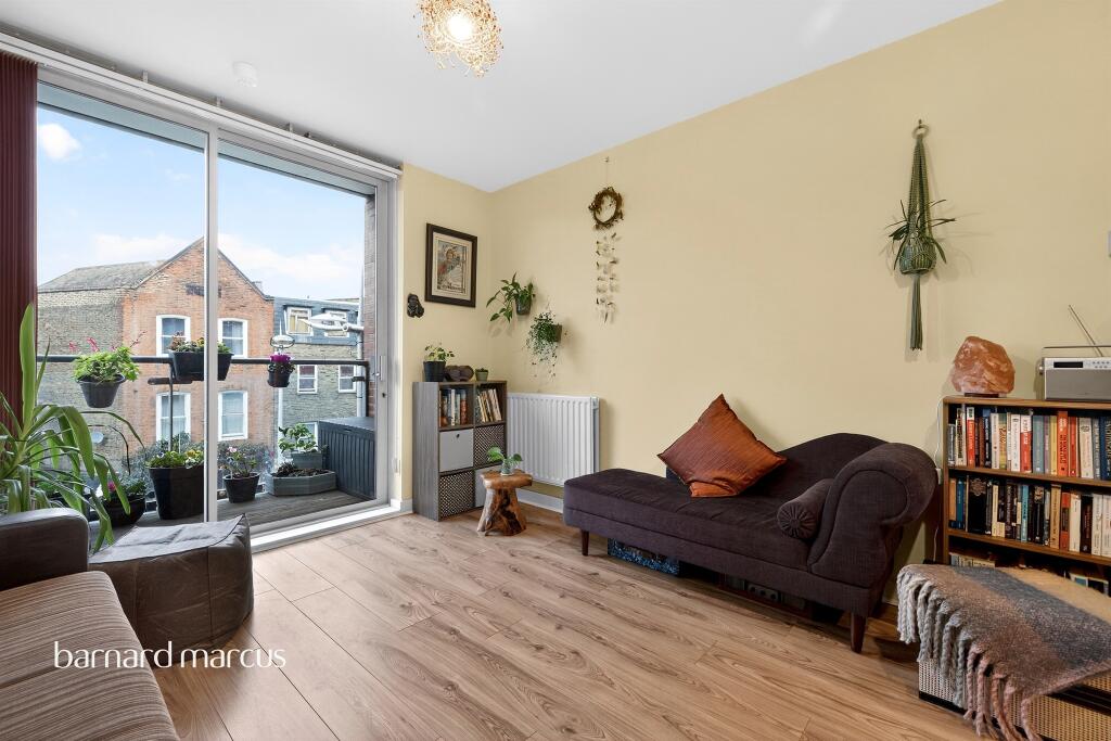 2-bed flat on Rye Lane, London, £106,250