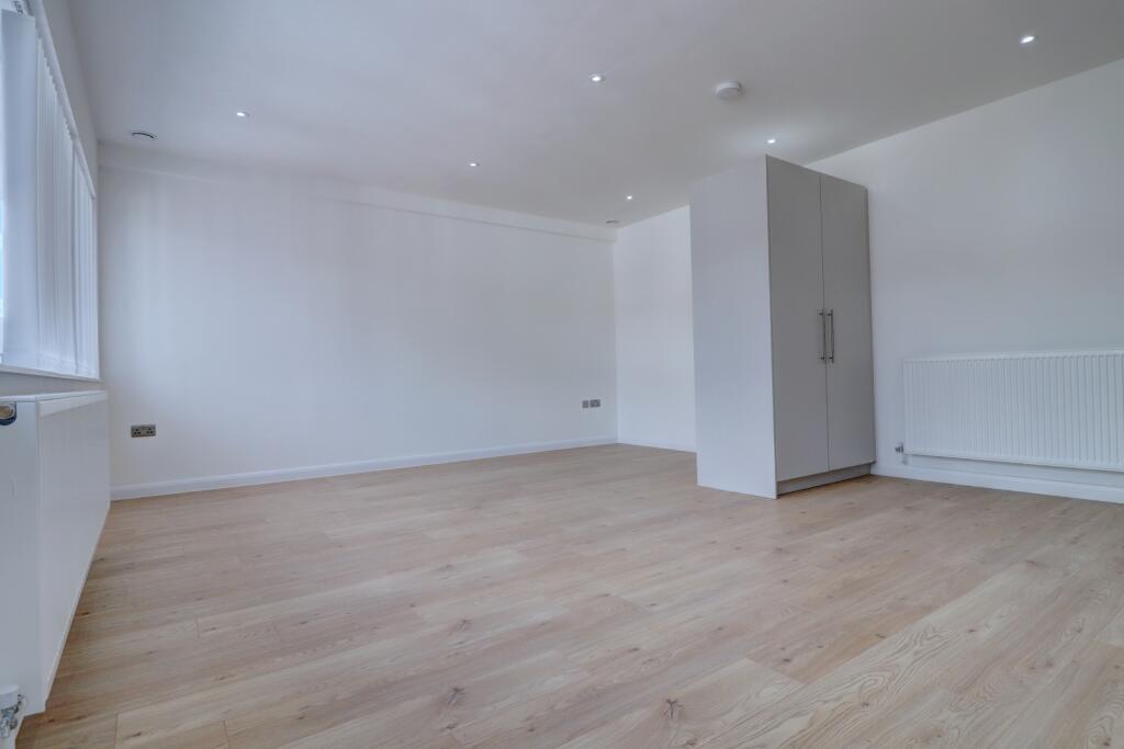 Apartment in Hemel Hempstead - View 3