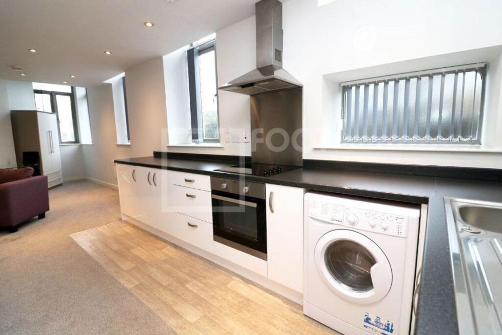Apartment in Bradford, Eastbrook, Lister Hills - View 3