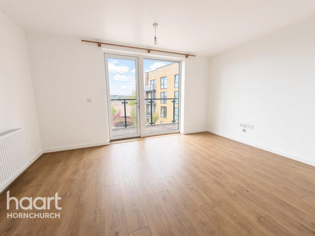 Apartment in London, Harold Wood - View 2