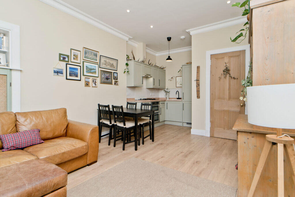 Apartment in Edinburgh, Morningside - View 3