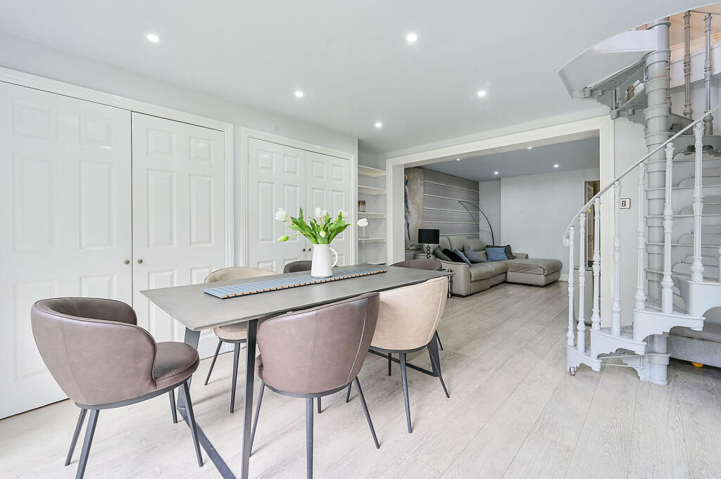 House in Twickenham - More