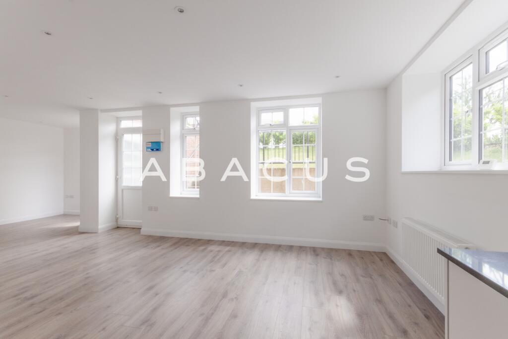 Studio flat on Hale Lane, Edgware, HA8, £285,000