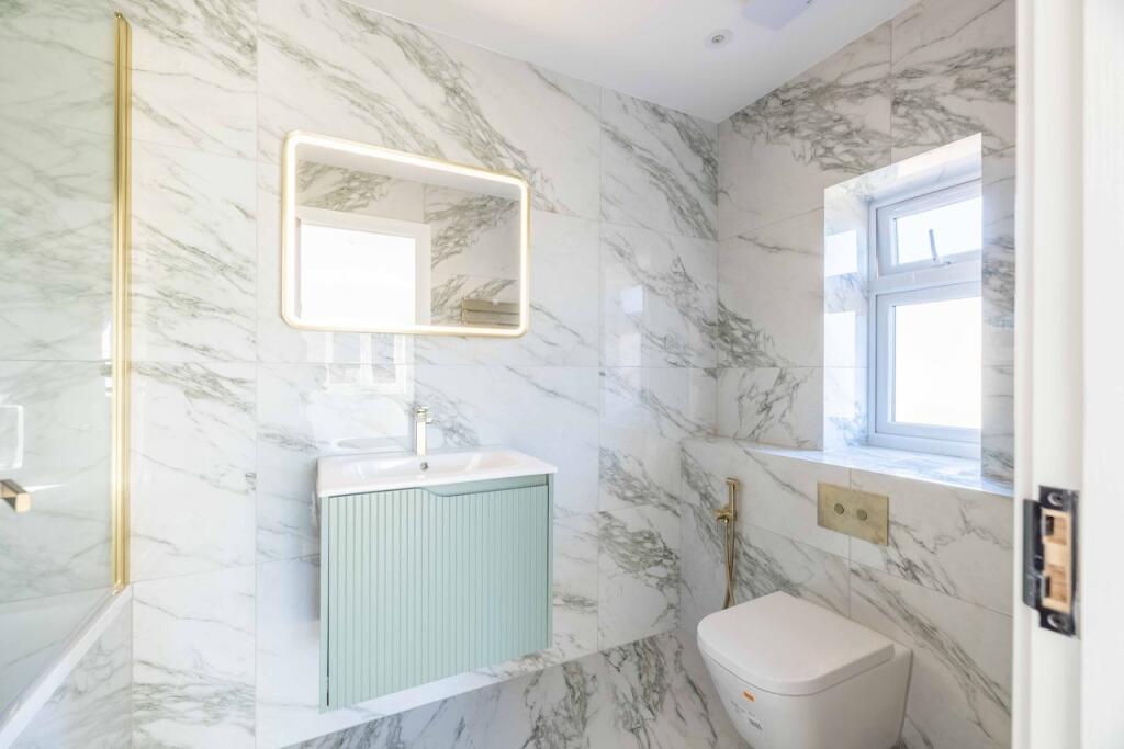 House in Slough, Hitcham, Burnham - More