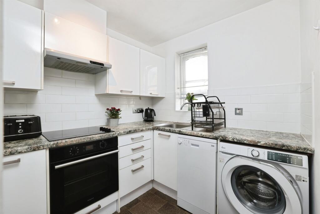 Apartment in Watford, Hertfordshire - View 2