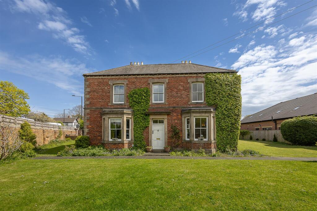 5-bed detached on Station Road North, Forest Hall, Newcastle upon Tyne, £595,000