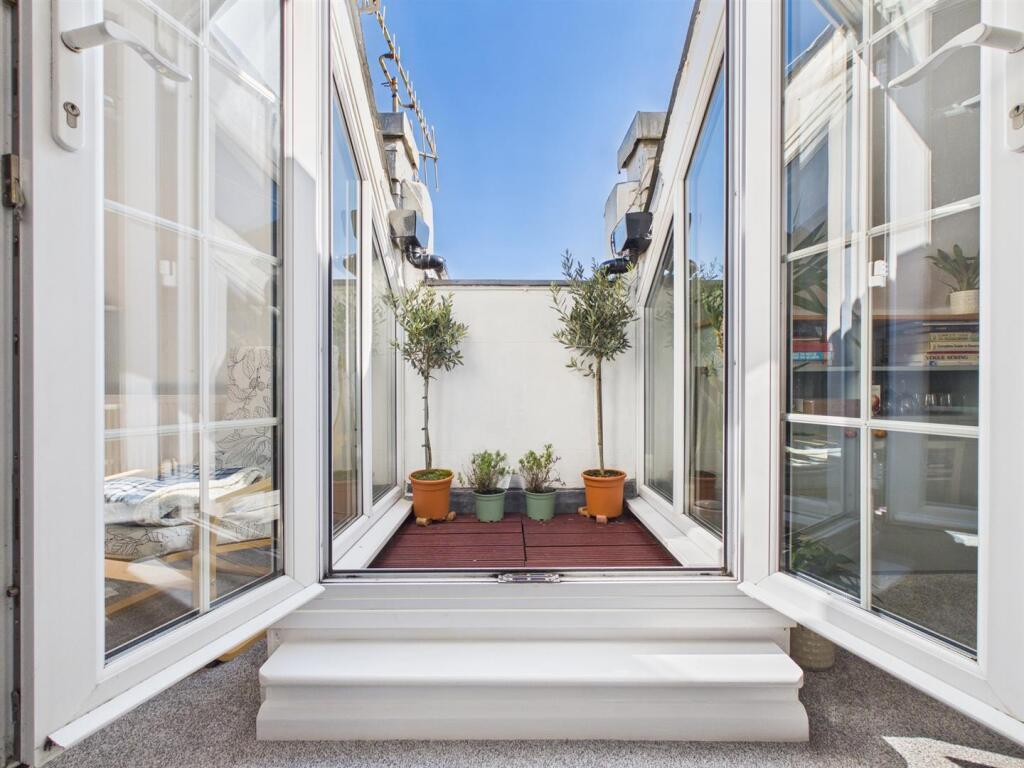 Apartment in Hove, Brunswick - View 3