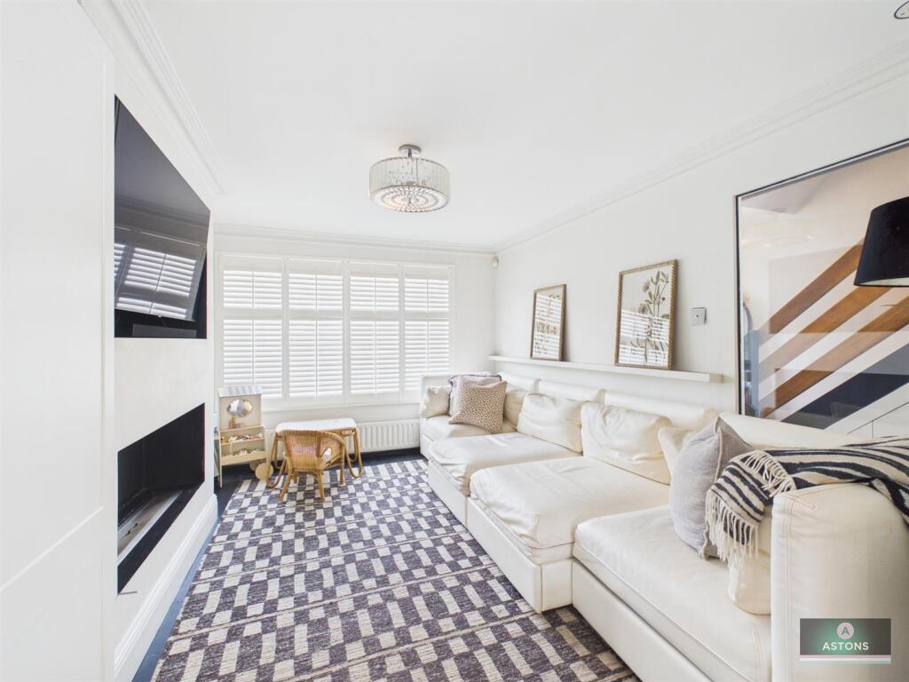 Woburn Road, Gossops Green photo 4