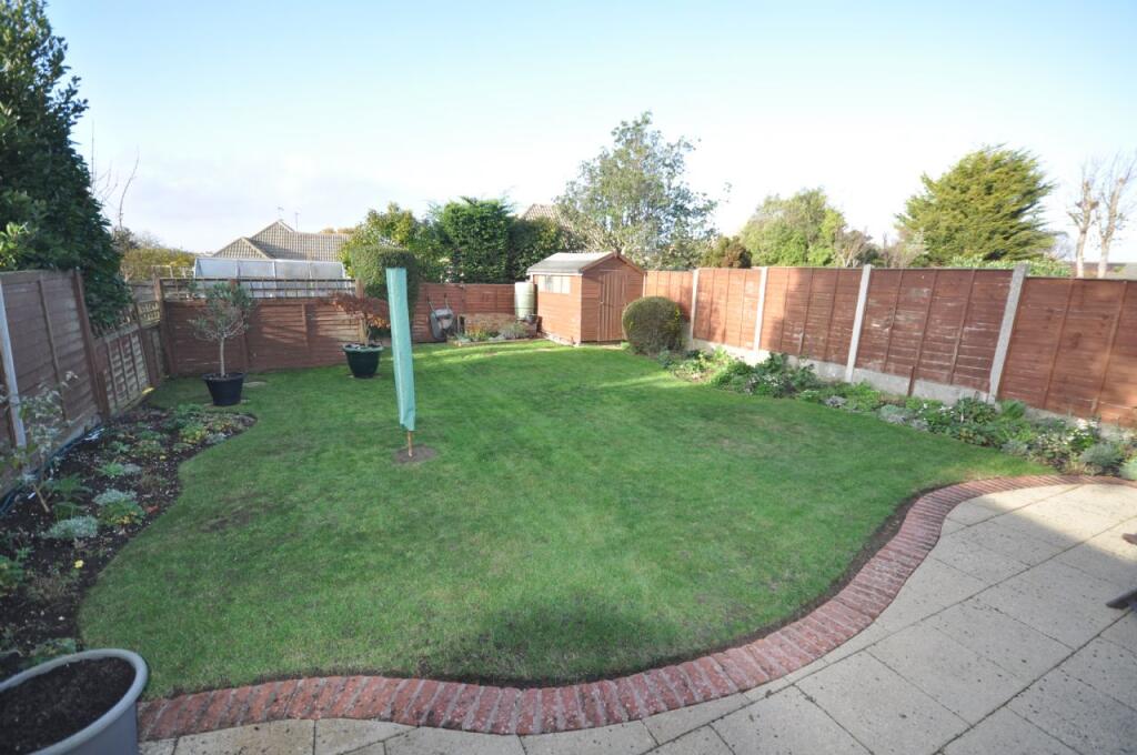 Woodberry Way, Walton-on-the-naze photo 2