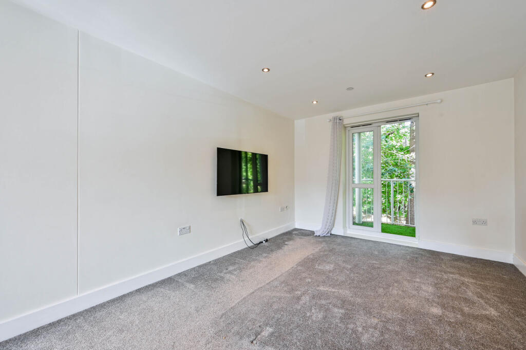 Apartment in Woking, Surrey - View 2