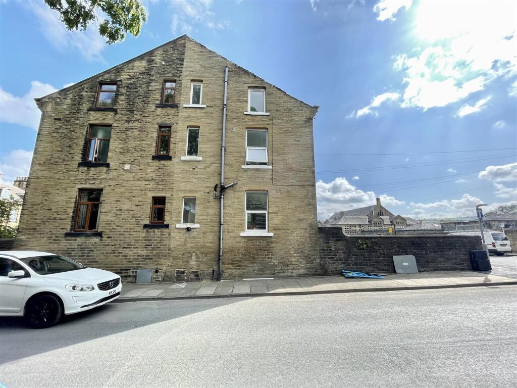 Vine Terrace West, Bradford 8 - View 2