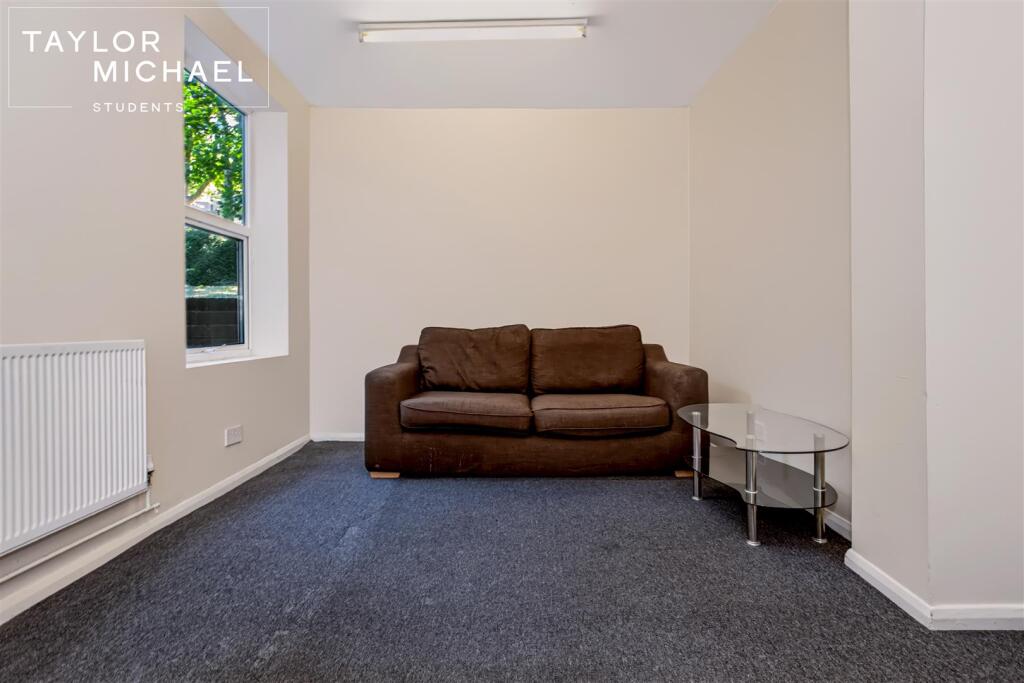 5 bedroom semi-detached house for rent