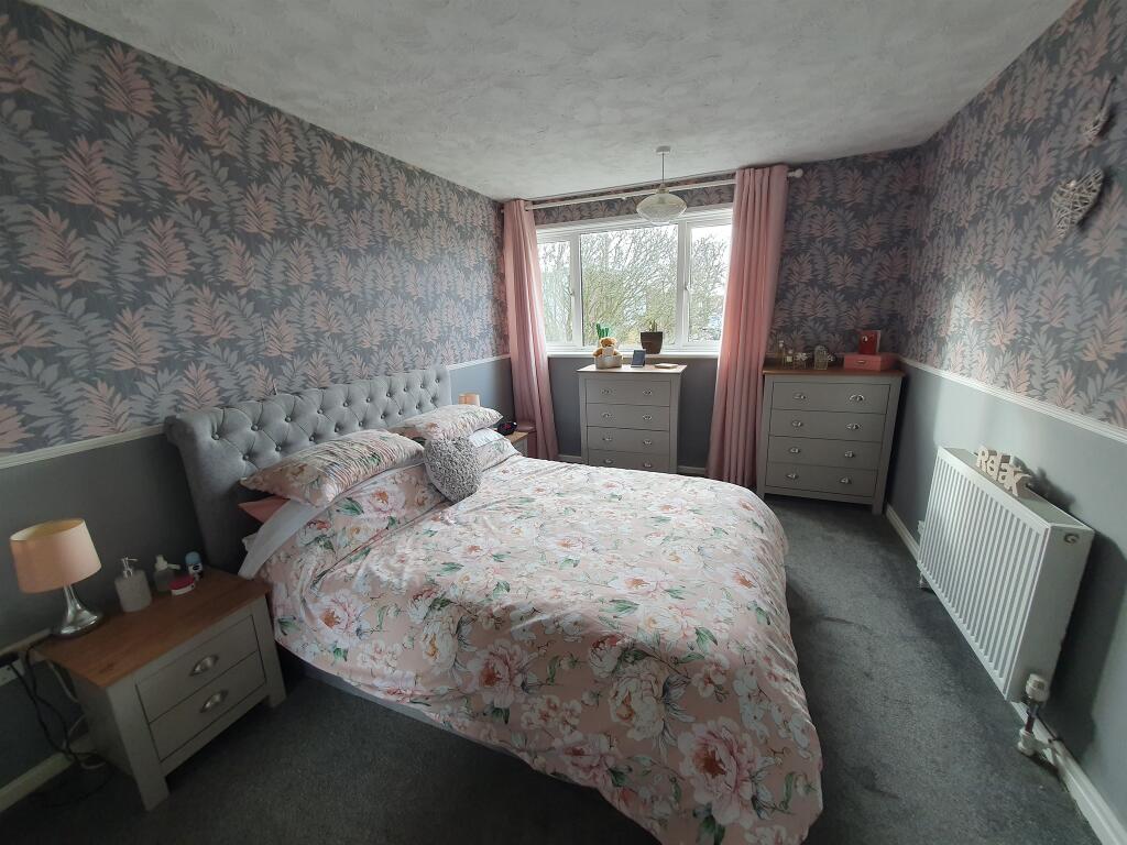 Dolphin Crescent, Gosport photo 5