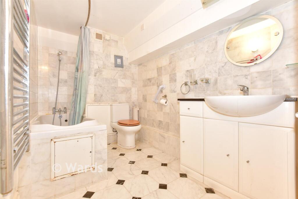 Apartment in Dover, Tower Hamlets - More