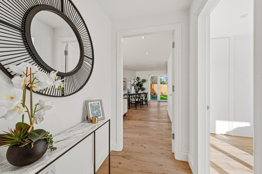 3 bed detached - Blair Avenue, Esher, KT10 image 3