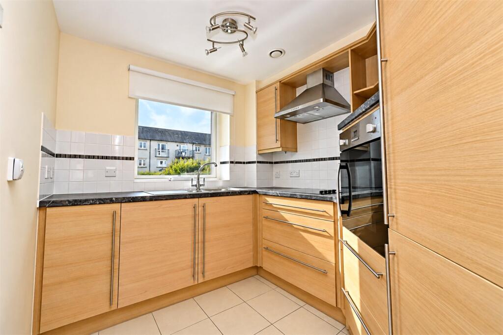 Apartment in Basingstoke and Deane, Kings Furlong - View 5