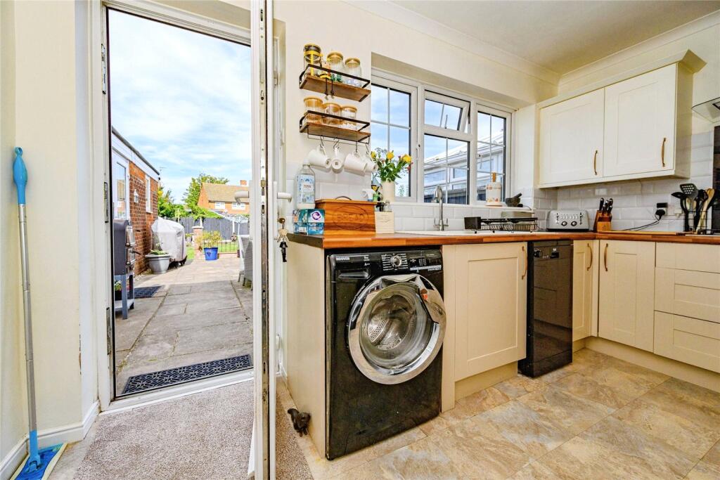 House in Dunstable, Central Bedfordshire - More