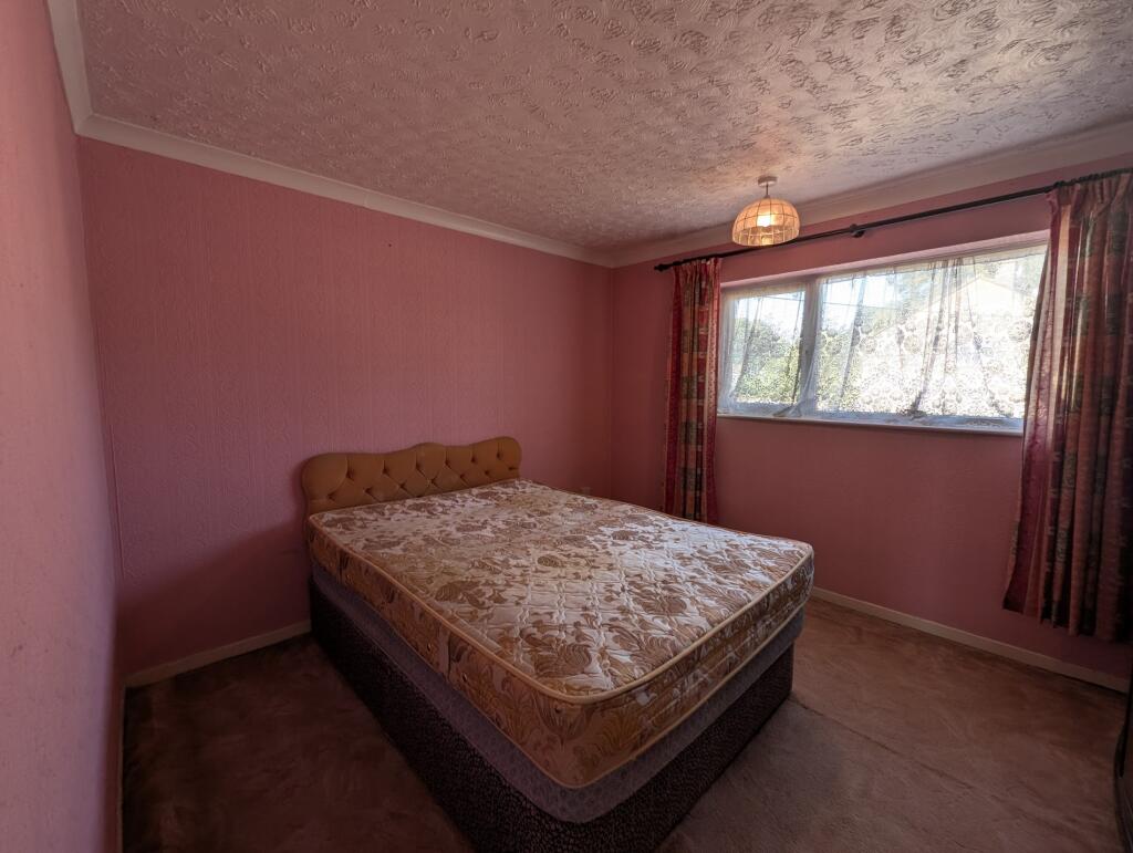 House in Broad Blunsdon, Penhill, Central Swindon North - More