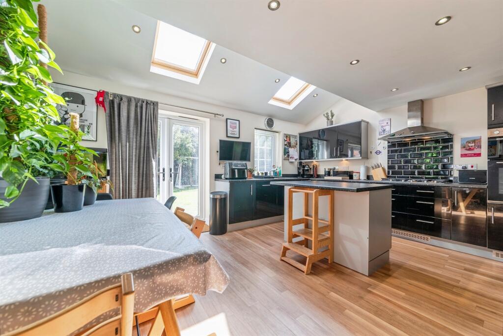 Tutt Close, Fernwood, Newark photo 3
