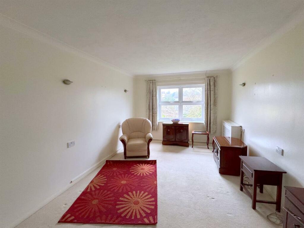Apartment in Eastbourne, East Sussex - View 4