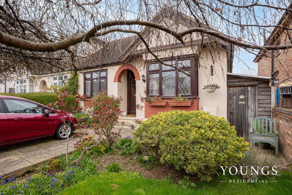 Main image of property: Victor Gardens, Hockley, SS5