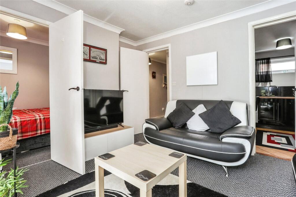 Apartment in Loughborough, Thorpe Acre - View 4