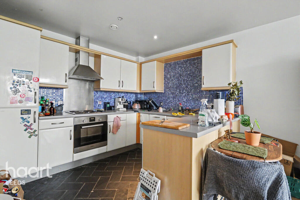 2-bed flat on Whitehall Quay, LEEDS, £165,000