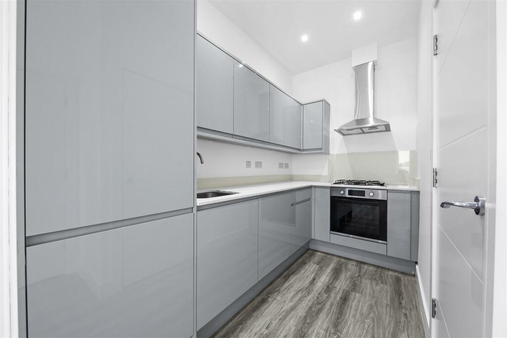 Apartment in London, Kingsbury - More
