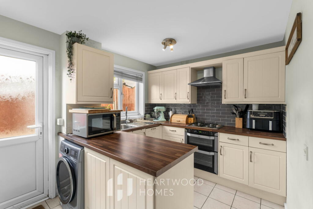3-bed terraced on Holyrood Crescent, St Albans, AL1 2LY, £450,000