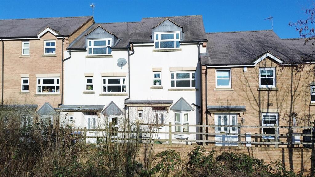 Main image of property: Overbecks Close, Rugby