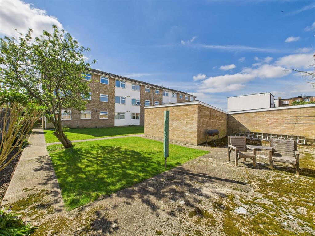 1-bed flat on 114 Molesey Avenue, West Molesey, £250,000