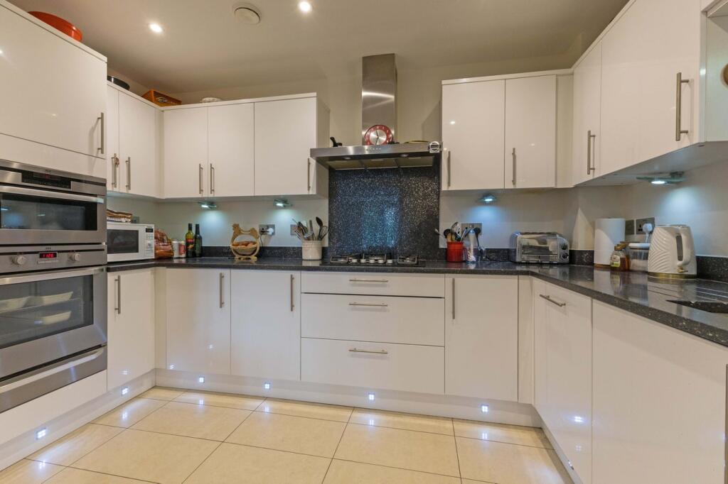 Shoppenhangers Road, Maidenhead, SL6 photo 3