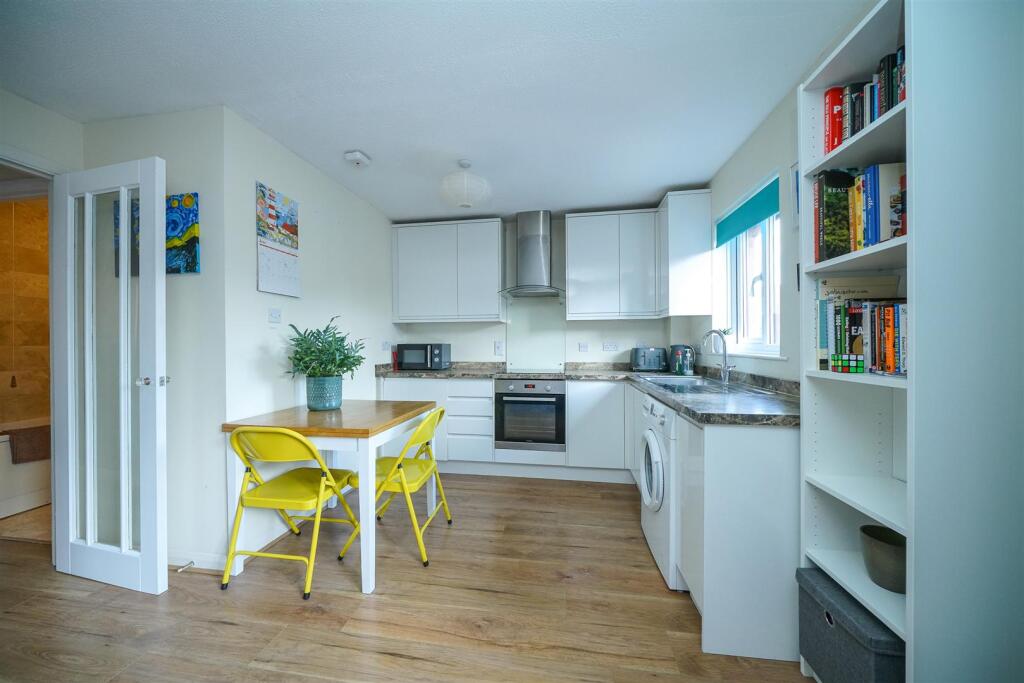 Half Moon Mews, St. Albans – další