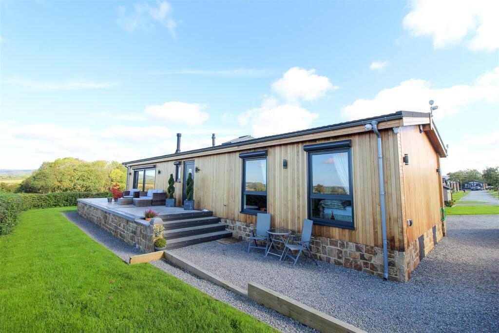 2-bed caravan on Sutton Road, Thirsk, £220,000